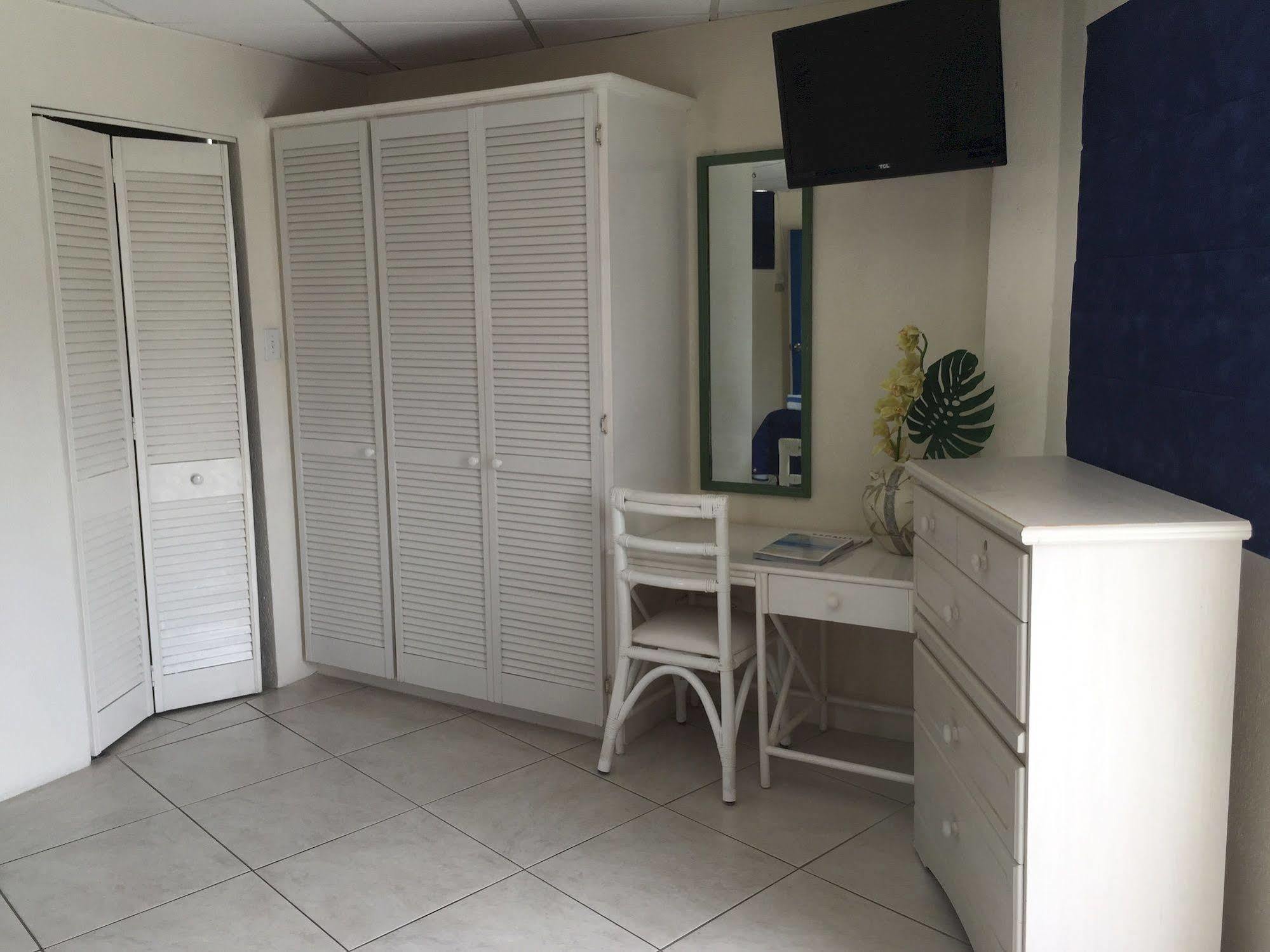 Southern Surf Beach Apartments Rockley Extérieur photo
